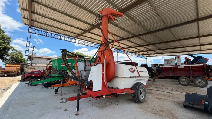 VENDO PULVERIZADOR KUHN 2000L