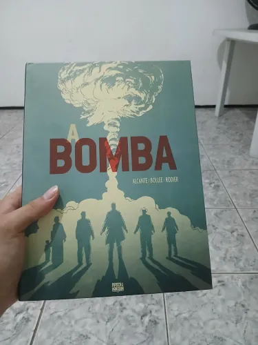 A BOMBA HQ CAPA DURA PIPOCA E NANQUIM - COMO NOVO