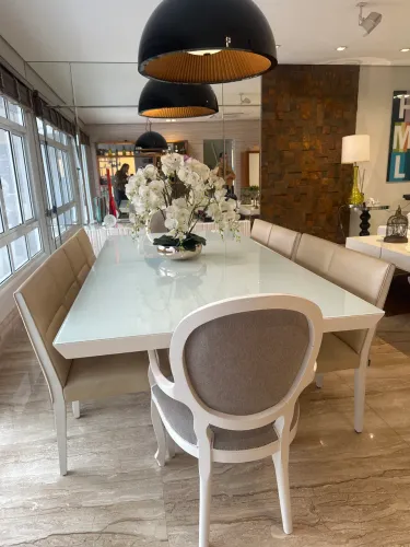 Mesa de Jantar com Buffet e Aparador