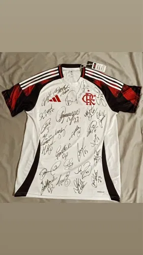 Camisa autografada Flamengo elenco 2025