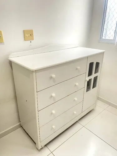 Cômoda Infantil com 4 Gavetas e 1 porta - Bem grande e conservada.