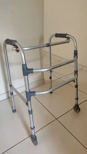 Andador de reabilitação ou idoso