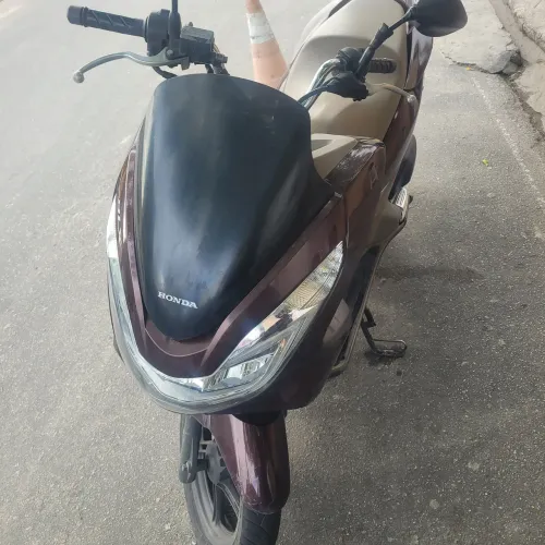 Vendo PCX bem conservada e com revisões em dia, bateria nova.