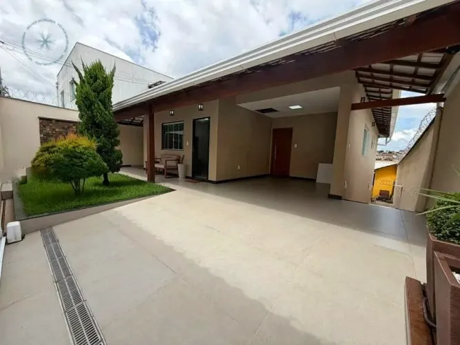 Casa em Lote 360 à venda no bairro Santa Monica, Belo Horizonte - MG.