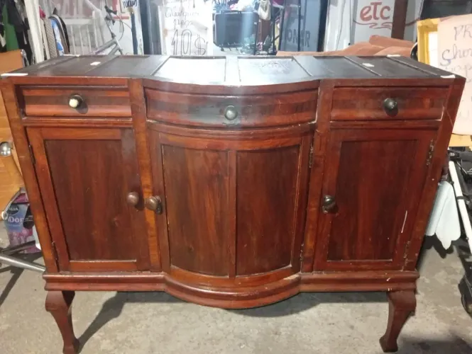 Móvel em madeira original década 20tipo Luiz 15,$ 2.000, perfeito estado.