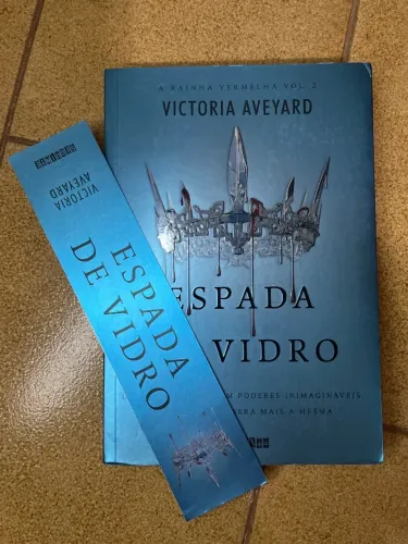 Livro Espada de vidro com marca pa, Volume dois da saga Rainha Vermelha da Victoria Aveyar