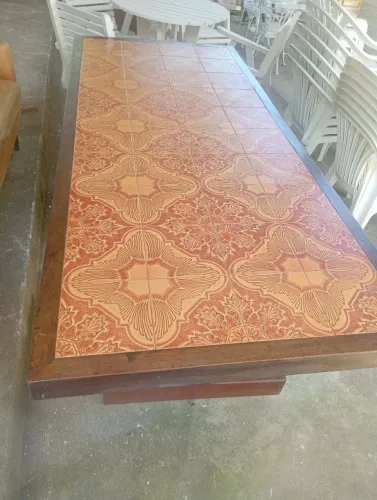 Mesa madeira e azulejo