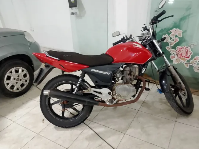 Vendo uma moto 150 sport em dia toda revisada a moto não tem nada pra fazer só pegar roda