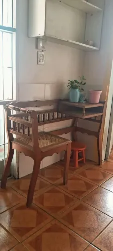 Estante retrátil estilo mesinha de telefone, uma peça antiga e linda em madeira maciça