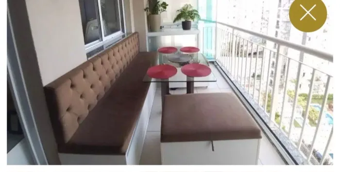 Mesa de vidro quadrada com pés de madeira