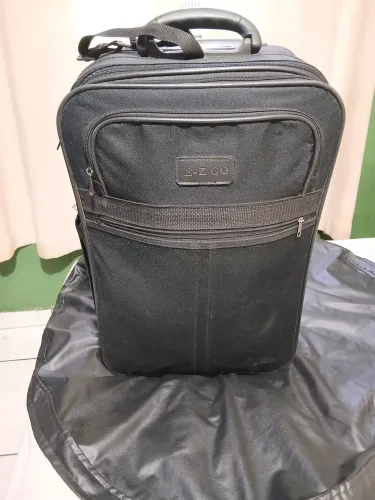 Mala de viagem preta E-Z GO em ótimo estado de conservação, ideal para bagagem de mão.