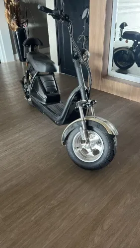 Moto elétrica semi nova modelo retrô, com só 750 km rodados.