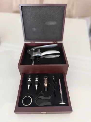 Kit para Vinhos 8 peças com Maleta de Madeira