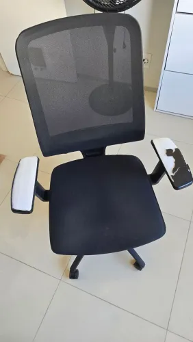Cadeira de Escritório Preta com Tela Mesh