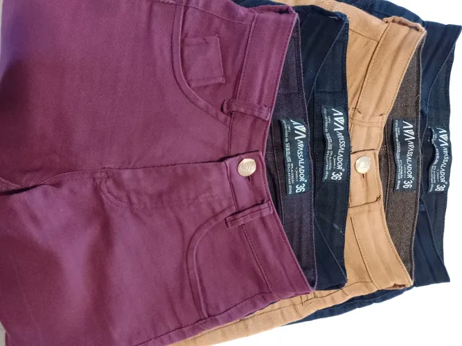 Vendo calças com stresh tamanho 36 nas seguintes cores: 2 pretas, 1mostarda e 1 vinho.