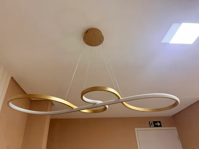 Pendente dourado em led - acende em 3 tons frio e quente.