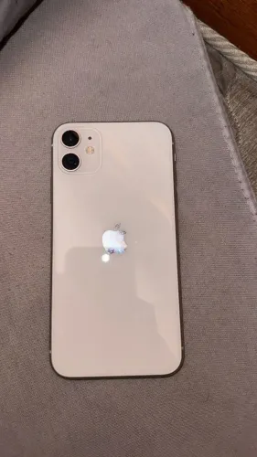 iPhone 11 Branco com marcas de uso