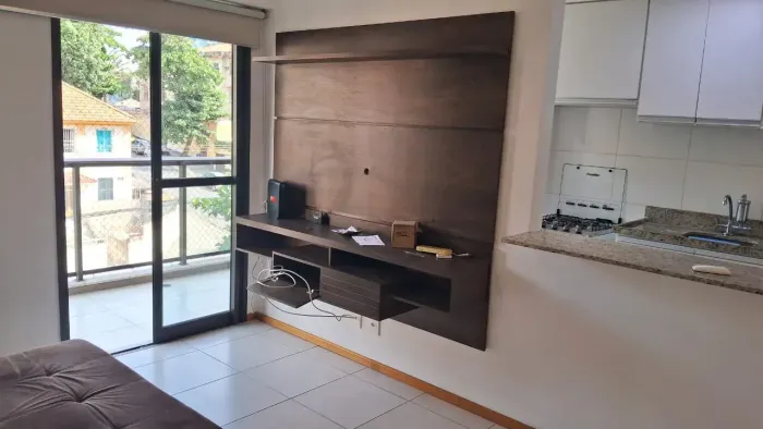 NO CONDOMINIO DOM, VENDO SEMI MOBILIADO, DESOCUPADO