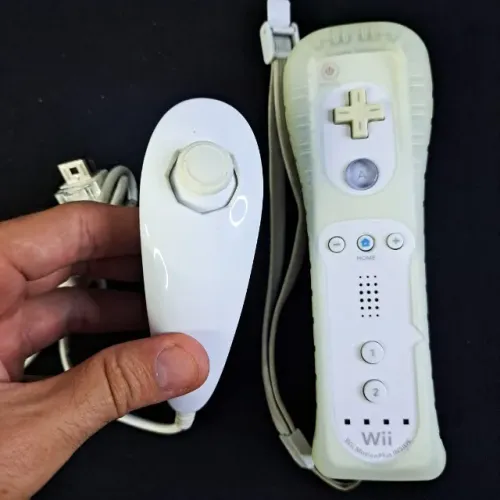 Wii Remote com Motion Plus + Nunchuck Branco - Controle Nintendo Wii