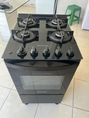 Fogão Brastemp 4 Bocas Preto - Mesa de vidro e grades de ferro fundido