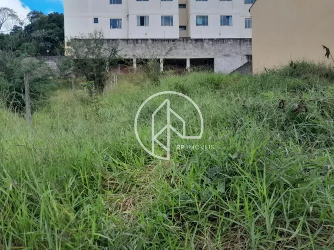 Imóvel para venda possui 328 metros quadrados em São Pedro - Juiz de Fora - MG
