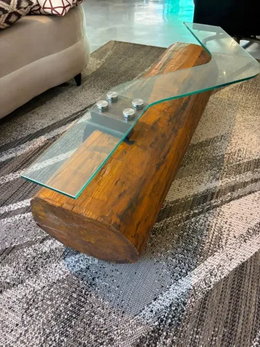 MESA DE CENTRO RÚSTICA - TRONCO DE MADEIRA MACIÇA + TAMPO DE VIDRO