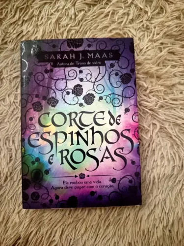 Livro Uma Corte de Espinhos e Rosas