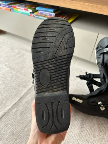 Bota de trilha 44 e Joelheira.