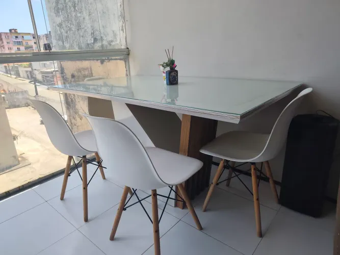 Linda mesa de jantar, com 4 cadeiras luxo.