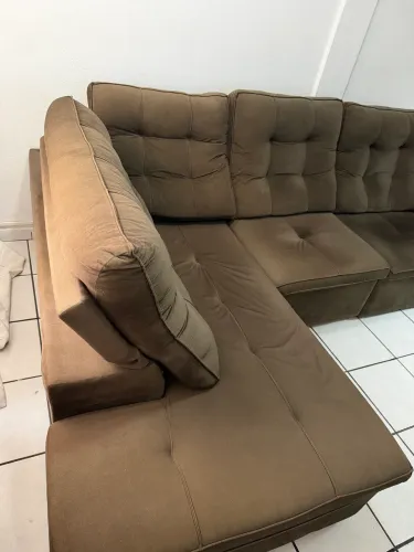 Sofá Marrom três lugares com chaise fixo