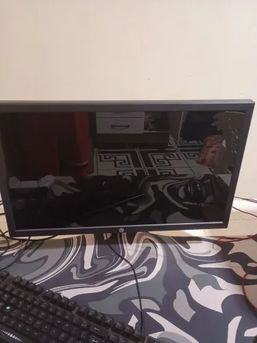 Monitor novo com 2 mês de uso, com caixa inclui cabos HDMI e da fonte pra liga, e 75hz