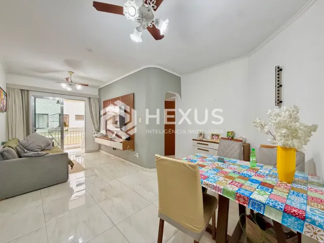 Apartamento com varanda a 400m da praia no Jardim Astúrias, Guarujá