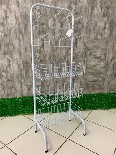 EXPOSITOR COM 3 CESTOS E 2 GANCHEIRAS