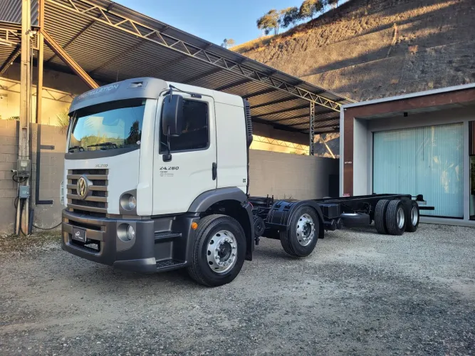 VW 24280 2023 8x2 4 eixos Baixa km.