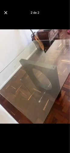 Mesa de jantar com tampo de vidro e suporte de madeira maciça