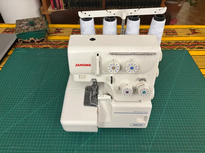 máquina de costura overlock janome
