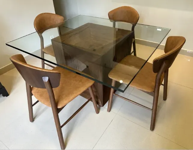Mesa de jantar quadrada de alto padrão - OPORTUNIDADE