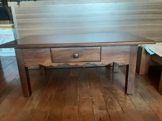 ELEGANTE MESA DE CENTRO EM MADEIRA MACIÇA ESCURA,GAVETA CENTRAL E DESIGN CLÁSSICO RÚSTICO