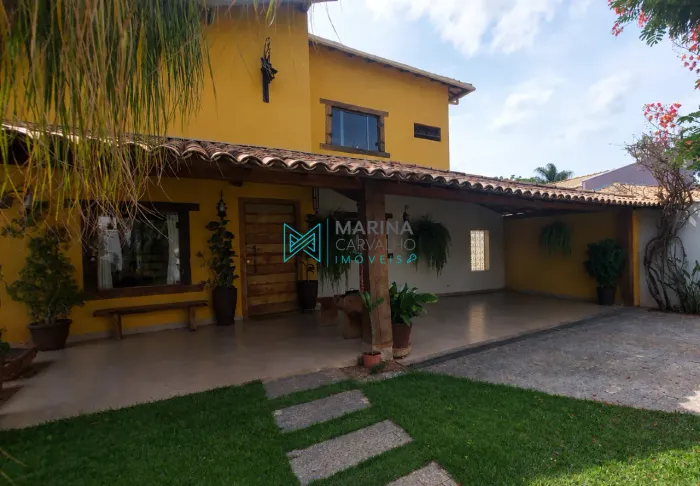 Marina Carvalho Imóveis vende casa em estilo colonial próxima à Lagoa Central, em Lagoa Sa