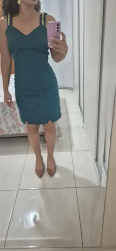 vestido verde com detalhe dourado