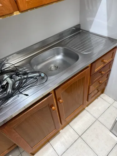 Balcão de cozinha + pia de inox + cristaleira + armários aéreos de madeira