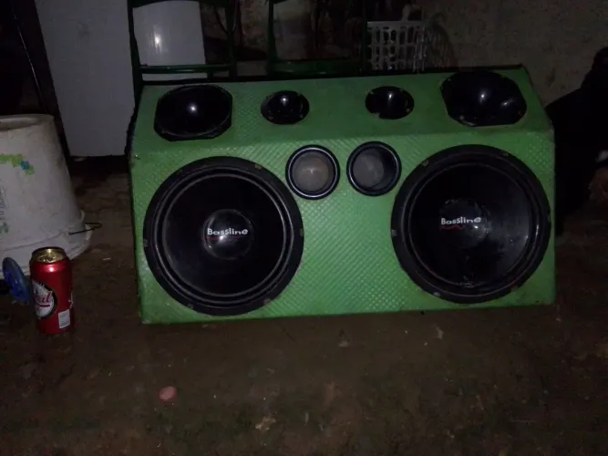 Vende-se caixa amplificada muito boa valor 750 reais chamar no WhatsApp.. *