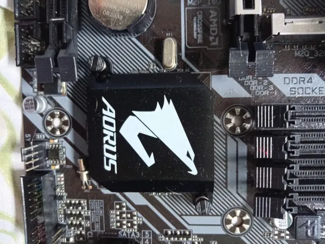 placa-mãe Gigabyte B360M Aorus Gaming 3 e um processador i3 Intel