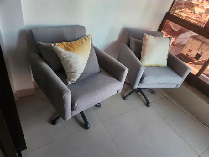 Vende-se duas cadeiras de tecidos giratórias de ótima qualidade