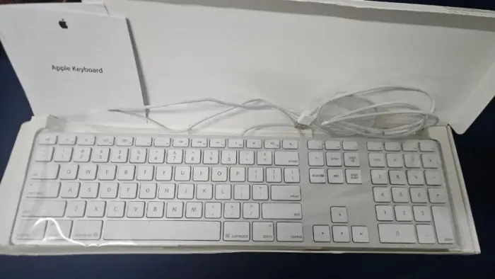 Teclado Apple Original A1243 Mb110ll/b (Usado)