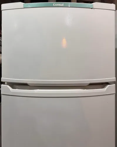 Geladeira usada funcionando gelando muito