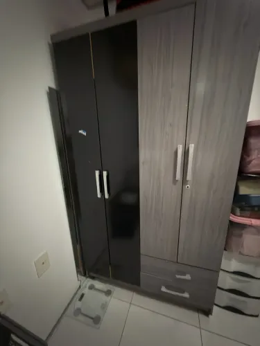 Guarda-roupa 4 portas com 2 gavetas