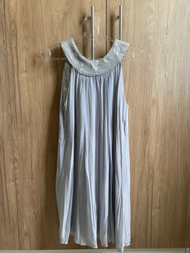 Vestido de festa plissado com faixa