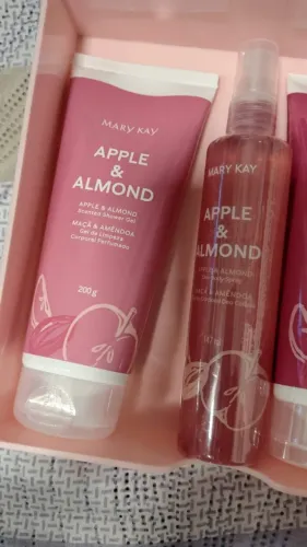 Kit Mary Kay com Gel de limpeza, hidratante e spray corporal