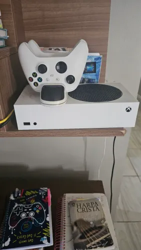 Microsoft series s512gb semi novo pouco uso 2 controle carregador